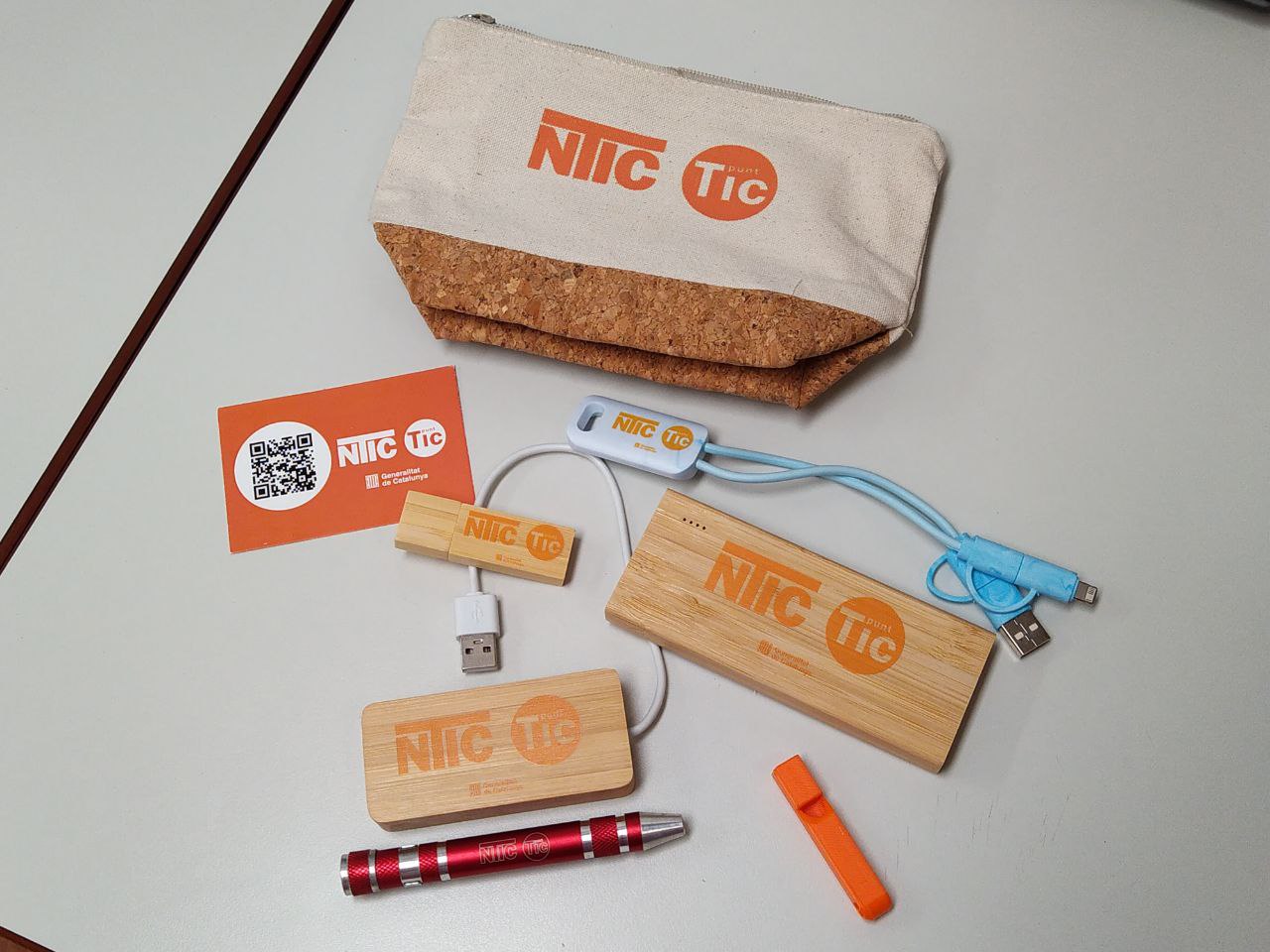 Imatge del 'Necesser TIC' Imatge del 'Necesser TIC'