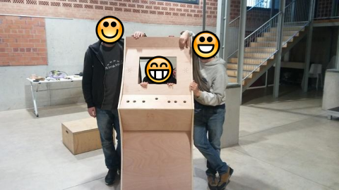 La comissió d'Acció Comunitària construeix una màquina eduRecreativa: Snap!Arcade