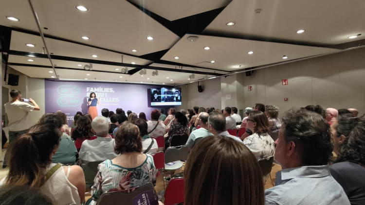 Imagen de la jornada 'Familias, verano y pantallas: el bienestar digital, a debate'