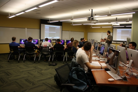 Aula amb ordinadors. Imatge amb llicència CC BY 2.0