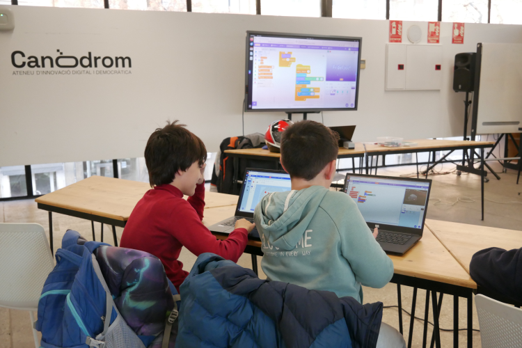 Dos participants al Code Club del Canòdrom