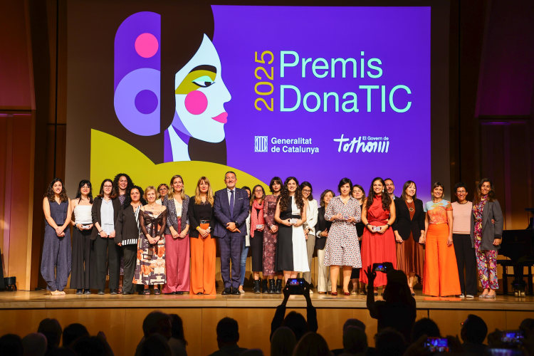 Fotografia de grup amb totes les guanyadores dels Premis DonaTIC 2025.