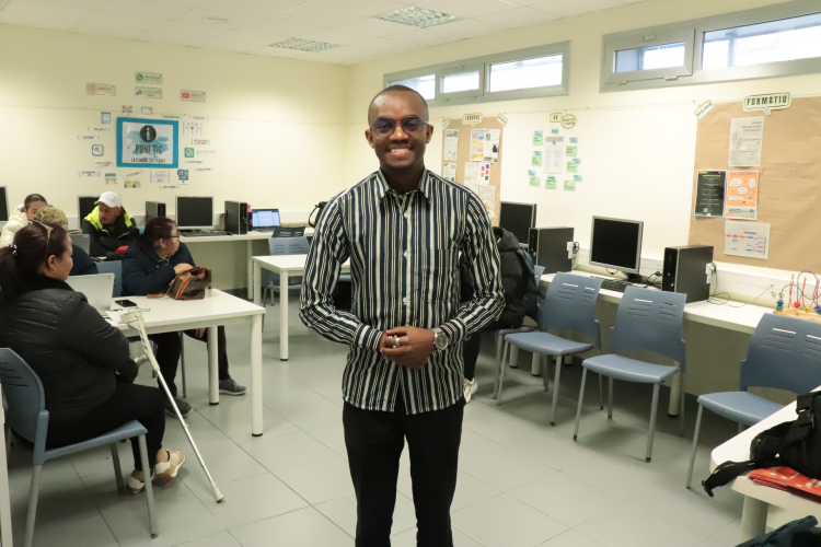 Issa Dumbia, facilitator of the TIC Point La Florida- Les Plaines