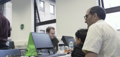 Alumnos participando en un curs. Fotograma del vídeo de promoción del curso de Code Club