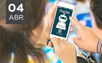 Dues nenes amb un mòbil