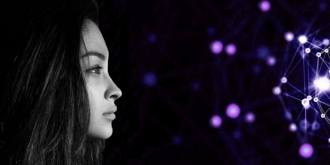 Imatge que reflecteix la relació entre dona i tecnologia