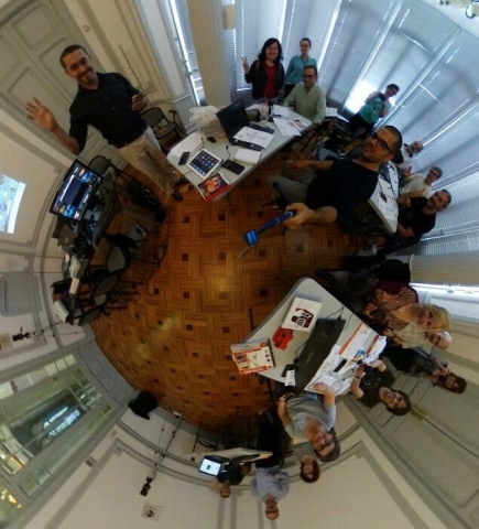 Fotografia realitzada amb els/les participants del taller que va impartir Isidro Navarro a Punt TIC i Presó