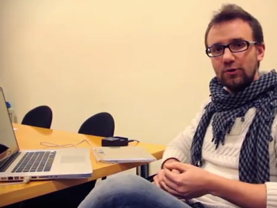 Pau Gámez, coworker de Co-Work-TIC Sant Feliu. Fotograma de vídeo.