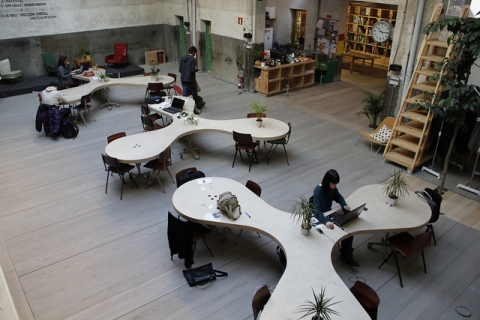 Coworking. Imatge amb llicència CC BY-NC-SA 2.0 de flickr.com/photos/madrideducacion-es/6850575857