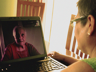 Videoconferència entre dones. Imatge CC de la galeria: http://www.flickr.com/photos/xeniarm/