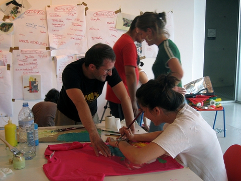 Joves en un taller de samarretes. Foto CC de la galeria d'AMASTÉ: www.flickr.com/photos/amaste