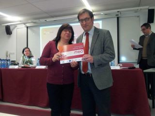 Imma Clop, directora del CEI Solsonès, recull la placa de mans de Xavier López, director general d’Economia Social i Cooperativa i Treball Autònom