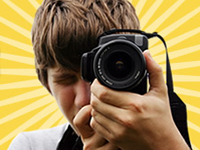 Noi fent fotos. Imatges extreta de Fotobloc