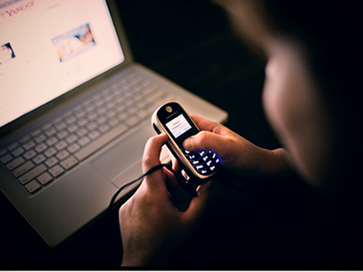 Connectant telèfon mòbil a l'ordinador. Imatge CC de la galeria de Flickr d'AMERICANVIRUS: flickr.com/photos/americanvirus