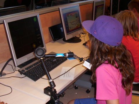 Infant utilitzant el ratolí adaptat