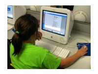 Nena fent servir l'ordinador