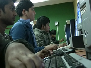 Joves fent servir els ordinadors a l'Òmnia TEB