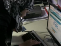 Usuària fent tràmits en línia a l'Esplai Eixida