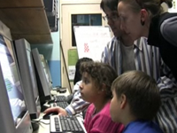 Imatge del dinamitzadors i els petits participants del projecte Ravalkids