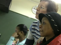 Imatge d'un voluntari i un alumne nou dins del projecte "VolÒmnia" del Centre Cívic Cerdanyola a Mataró