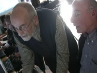 Imatge d'un voluntari i un alume a l'Òmnia d'Igualada