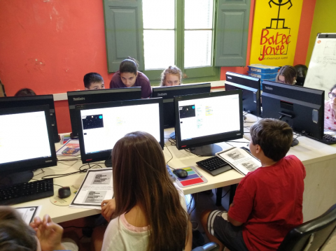 Infants i joves participant en Moonhack 2018 a l'Òmnia de Torrelles de Llobregat