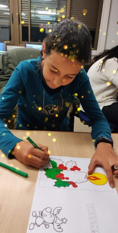 Infants del Punt TIC-Òmnia CPS Francesc Palau dissenyant postals de Nadal