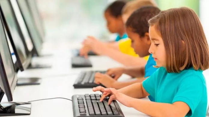 Infants fent servir un ordinador
