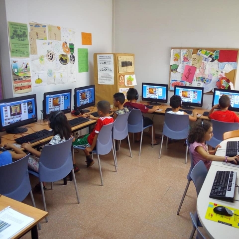 Nens i nenes de l'Òmnia Espronceda realitzen un taller per aprendre jugant la història, cultura i tradicions, art, esports i gastronomia de diferents països del món a través d'Internet