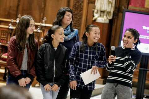 Fotografia d'un grup de noies amb la seva mentora, a l'esdeveniment de l'STEAMConf 2018